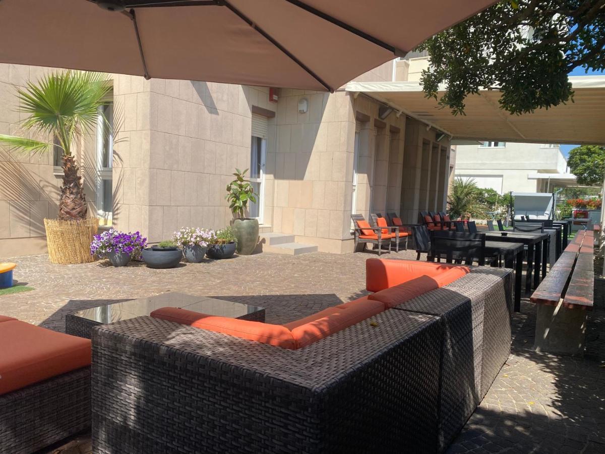 Hotel Nettuno 페자로 외부 사진